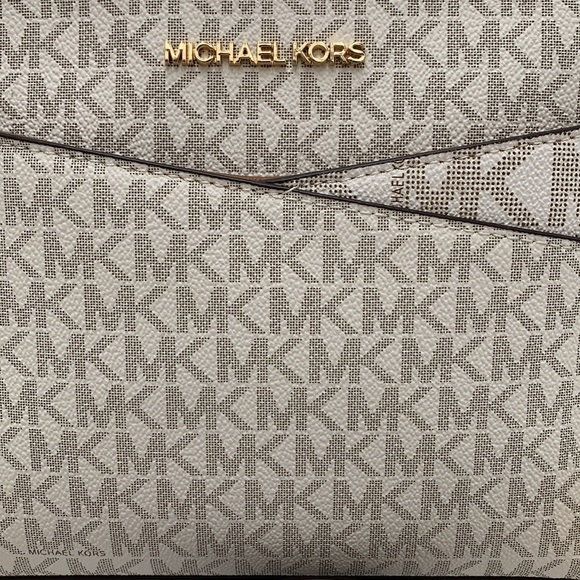 Michael Kors Medium Dome Xcross Xbody Bag
Color: Vanilla Multi - Picture 4 of 16